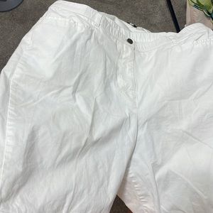 Gracias. 19 inch waist 12 inch rise 8 inch inseam